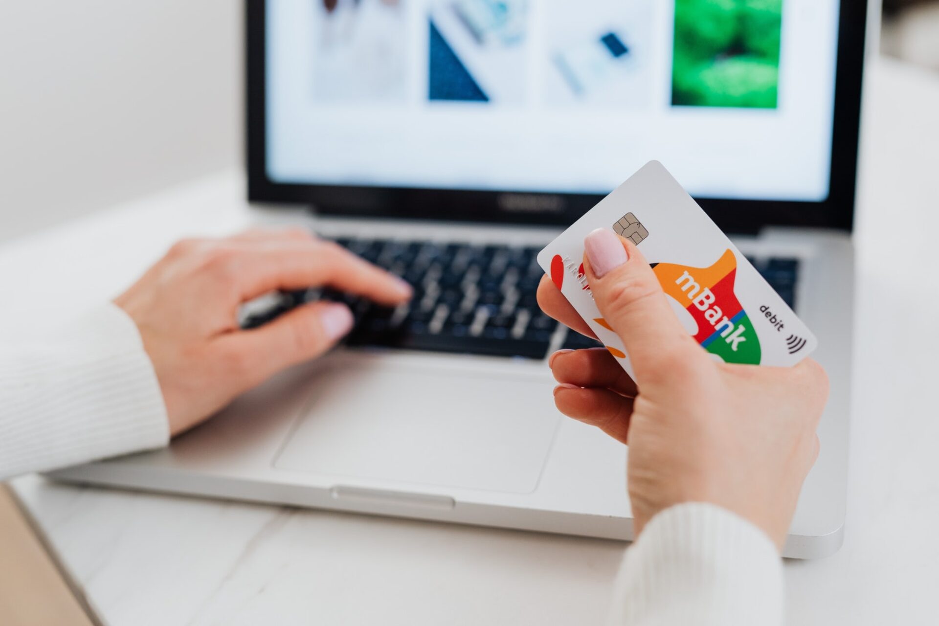 Customer paying online store with creditcard